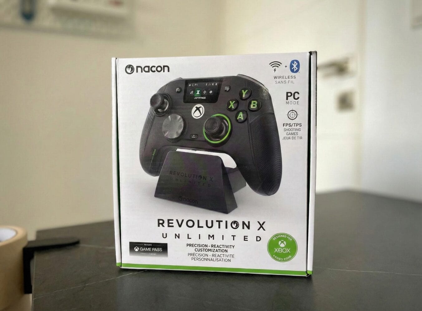 אריזת בקר הגיימינג המקצועי Nacon Revolution X Unlimited המציגה תאימות ל-Xbox ול-PC ואת המסך המובנה.