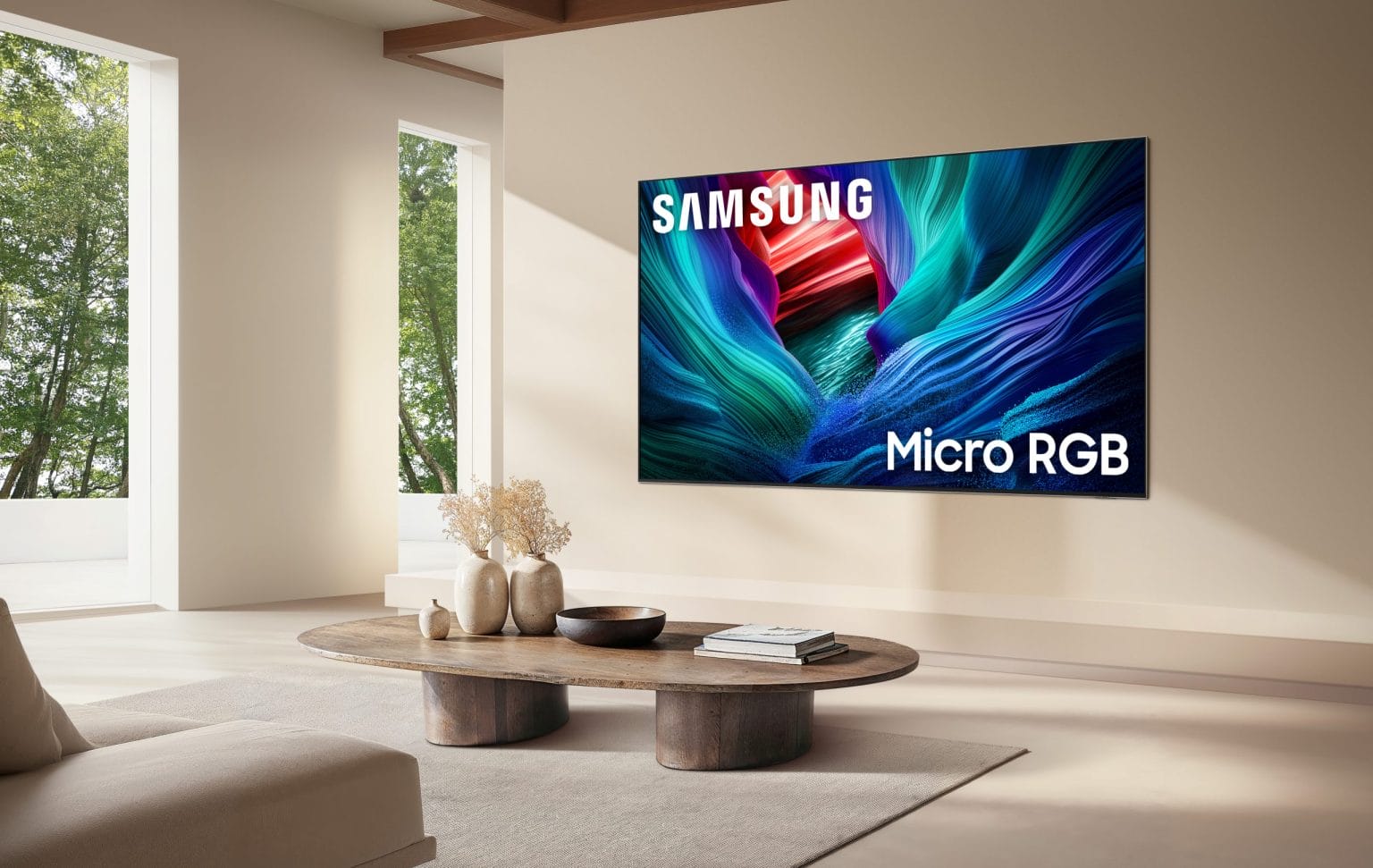 Samsung Micro RGB 2026 מסך טלוויזיה המציג את הטכנולוגיה החדשה בסלון מעוצב ומואר