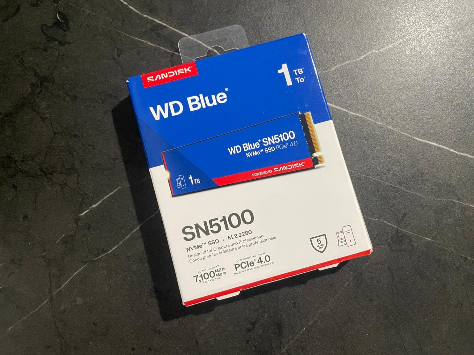 אריזת כונן SSD מדגם WD Blue SN5100 בנפח 1TB בתקן PCIe 4.0. הכונן מיועד ליוצרים ואנשי מקצוע ומציע מהירות קריאה של עד 7,100MB/s