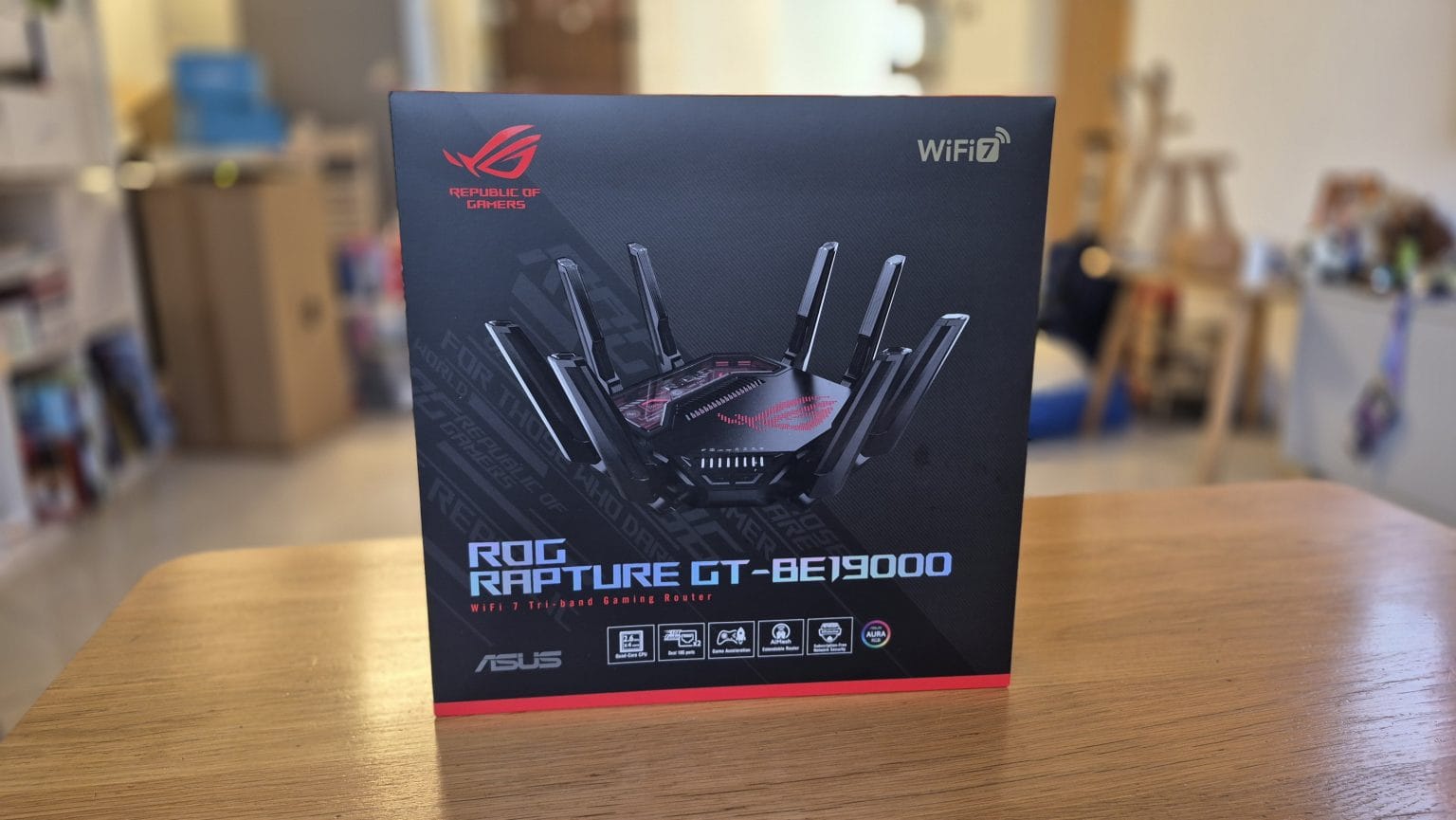 ROG Rapture GT-BE19000 - מבט חזיתי על אריזת נתב הגיימינג המציגה את עיצוב המכשיר ותמיכה בתקן WiFi 7.