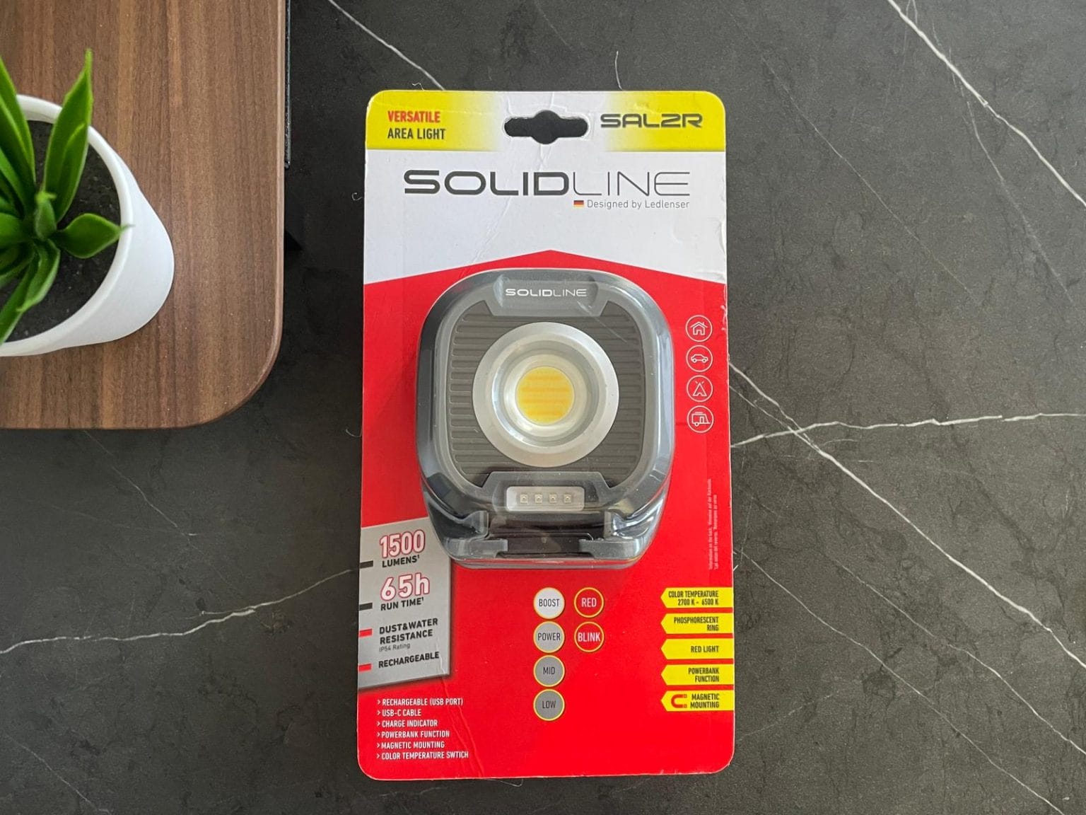 Solidline Sal2R - פנס שטח רב-תכליתי ועוצמתי 1500 לומן הכולל אפשרות לשינוי טמפרטורת צבע ומשמש גם כסוללת גיבוי.
