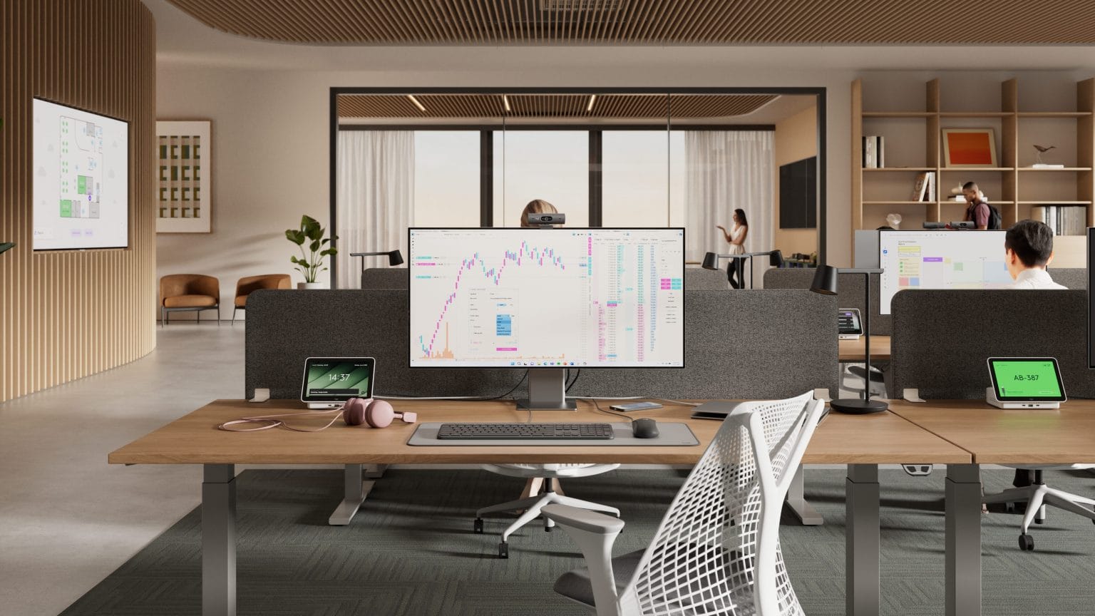 Logitech Sustainability - סביבת עבודה משרדית מודרנית הכוללת ציוד היקפי של לוג'יטק, מסכי מחשב ועמדות עבודה מעוצבות.