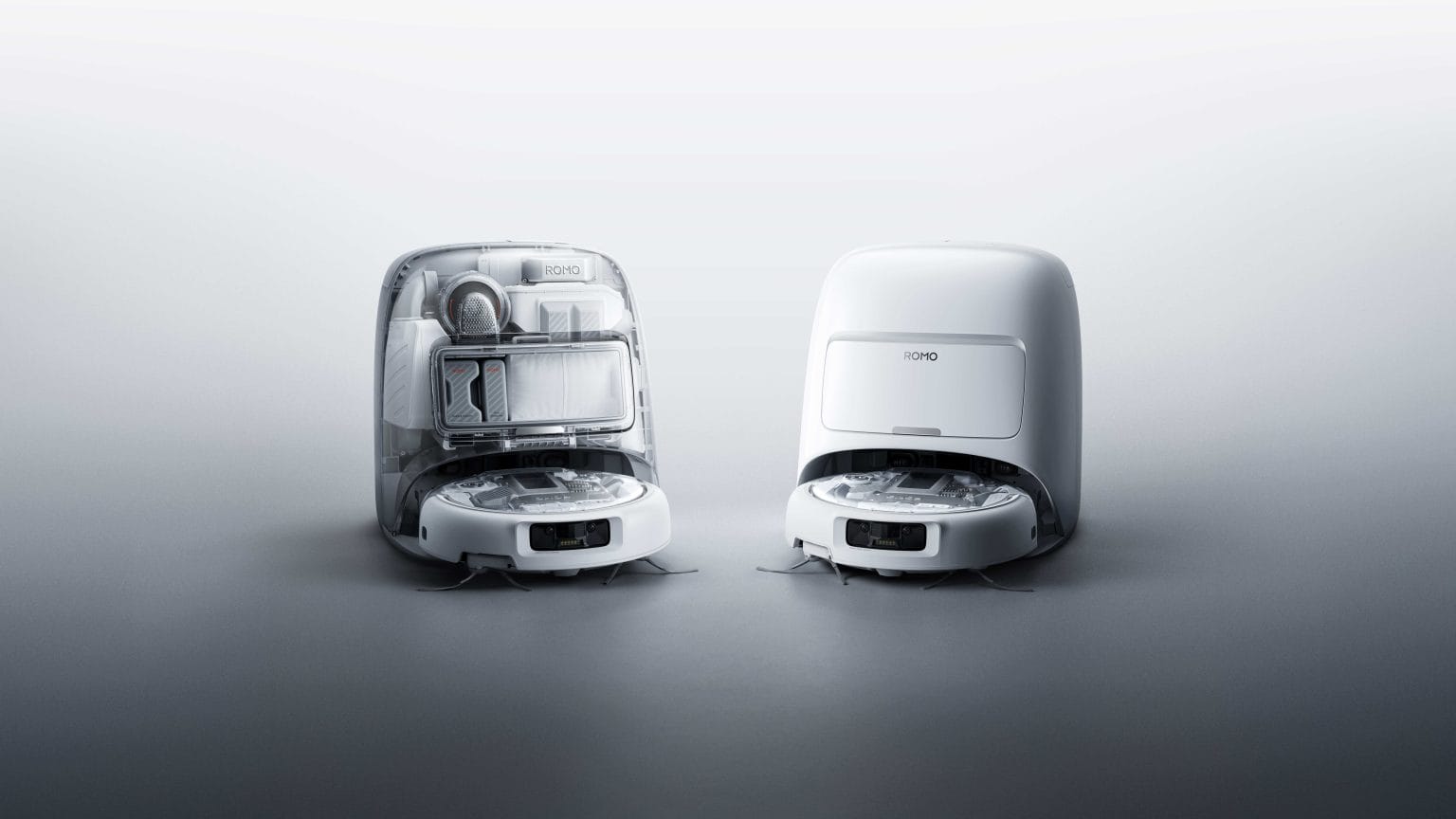 DJI ROMO - דגם ה-P לצד דגם ה-A\S, מציגים את תחנת העגינה השקופה החושפת את המבנה הפנימי מול התחנה הלבנה הסטנדרטית.