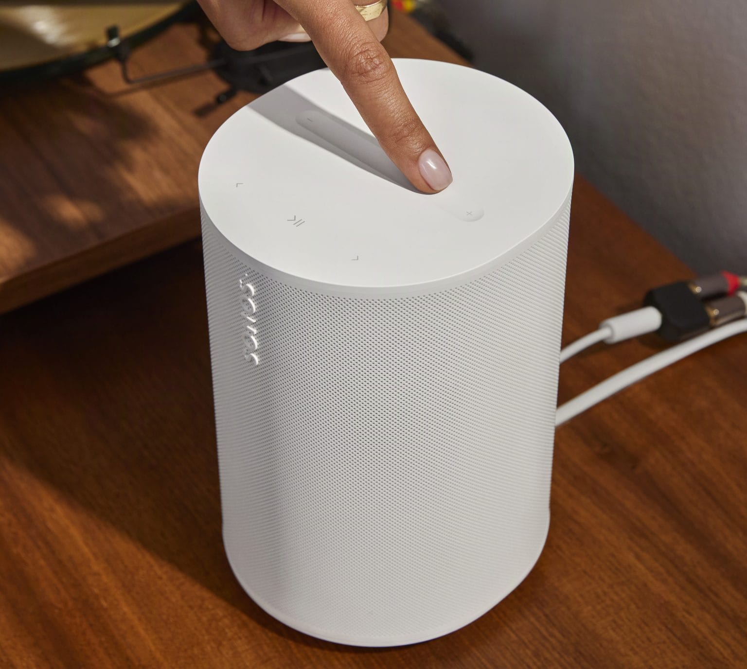 Sonos Play,Era 100 SL - תקריב על פאנל השליטה העליון של הרמקול המציג את סליידר המגע הייעודי לעוצמת הקול ולחצני הניווט.