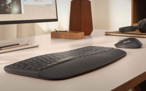 Logitech Signature Comfort Plus - מקלדת בעלת משענת מובנית לפרק כף היד ועכבר אלחוטי תואם על שולחן עבודה