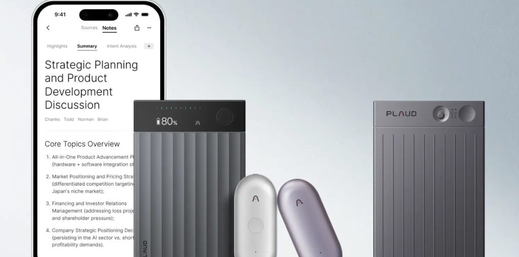 PLAUD.AI - מכשירי ההקלטה והתמלול Note ו-NotePin מונעי בינה מלאכותית, מוצגים לצד ממשק האפליקציה בטלפון חכם המפיקה סיכומי פגישות אוטומטיים.
