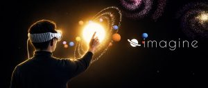 IMAGINE3D - אדם מרכיב משקפי מציאות מדומה (VR) ונוגע בהדמיה תלת-ממדית מוארת של מערכת השמש בחלל
