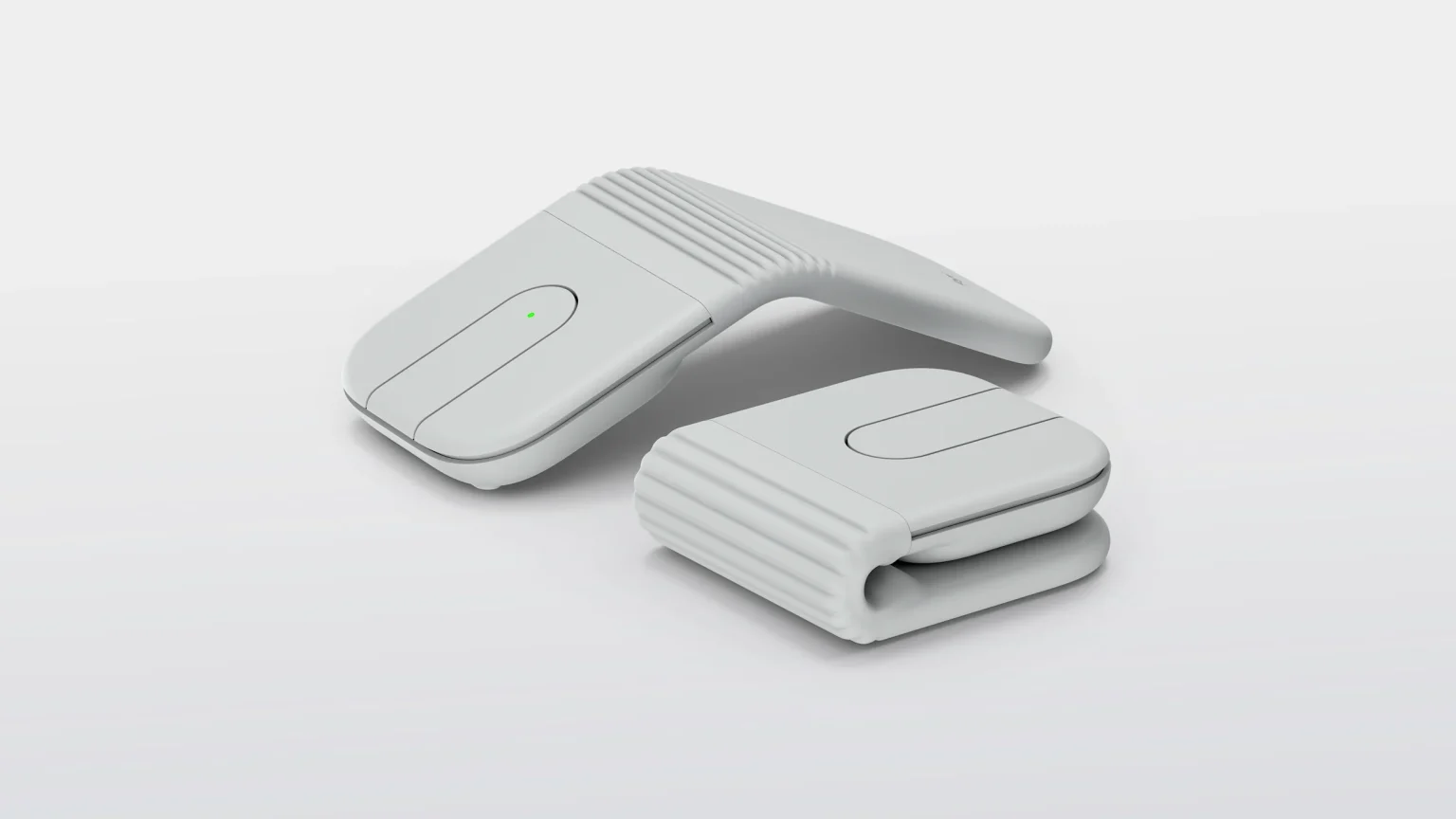 Logitech Mobi Fold - עכבר אלחוטי מתקפל בצבע לבן, מוצג במצב פתוח לשימוש ובמצב מקופל לנשיאה