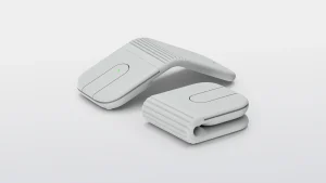 Logitech Mobi Fold - עכבר אלחוטי מתקפל בצבע לבן, מוצג במצב פתוח לשימוש ובמצב מקופל לנשיאה