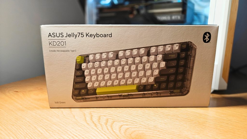 Asus Jelly75 KD201 - אריזת המקלדת מונחת על שולחן עץ