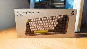 Asus Jelly75 KD201 - אריזת המקלדת מונחת על שולחן עץ