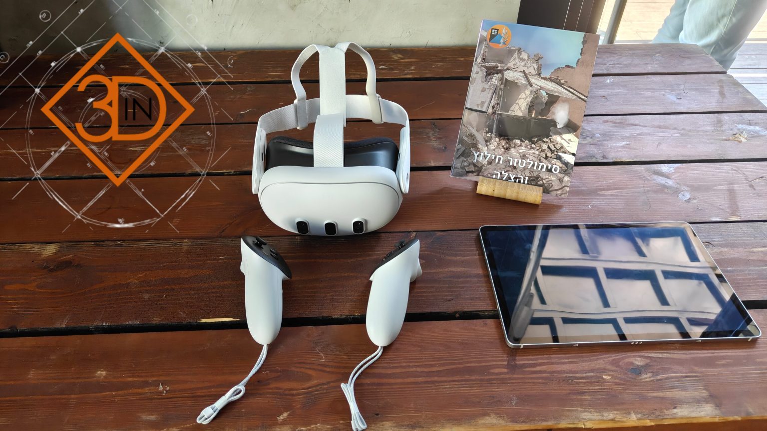 In3D Simulator - ערכת משקפי מציאות מדומה, שלטים, טאבלט וספרון סימולטור חילוץ והצלה על שולחן עץ