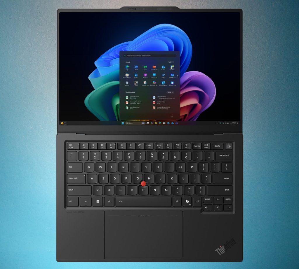 Lenovo ThinkPad X1 Carbon Gen 14 - מבט על מלא של המחשב הנייד פתוח בזווית של 180 מעלות, מציג את המסך עם מערכת ההפעלה Windows 11 והמקלדת