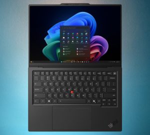 Lenovo ThinkPad X1 Carbon Gen 14 - מבט על מלא של המחשב הנייד פתוח בזווית של 180 מעלות, מציג את המסך עם מערכת ההפעלה Windows 11 והמקלדת