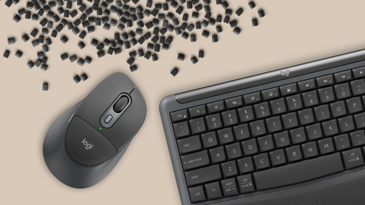 Logitech Comfort Plus MK880 - סט מקלדת ועכבר אלחוטיים בעיצוב ארגונומי על רקע בהיר