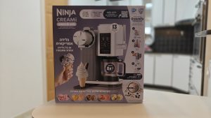 Ninja Creami NC703 - קופסת האריזה של מכונת הגלידה על דלפק מטבח