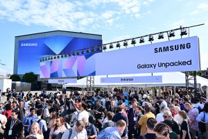 Galaxy Z Fold Wide - קהל מבקרים מתאסף מחוץ למתחם הכניסה של אירוע ההכרזה Samsung Galaxy Unpacked