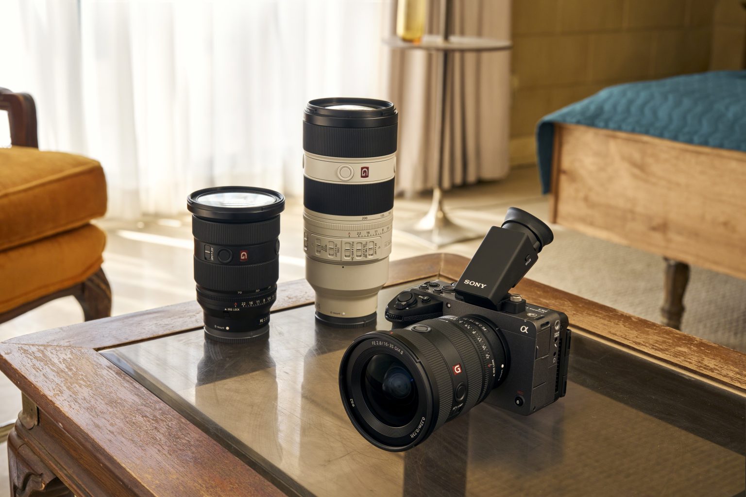 Sony FX5 - מצלמת קולנוע מקצועית לצד עדשות Sony G Master על שולחן