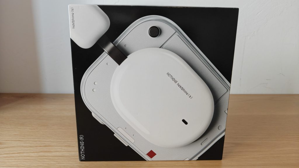 Nothing Headphone a - קופסת האריזה של אוזניות הקשת הלבנות