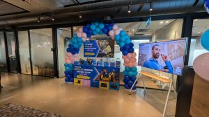 Philips Audio - עמדת תצוגה ממותגת עם קשת בלונים, אוזניות, רמקולים ומסך הדגמה
