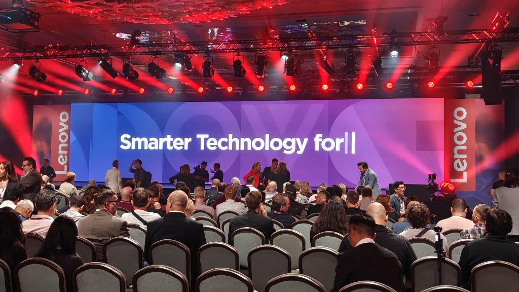 Lenovo IFA 2026 - קהל באולם מול במת אירוע עם מסך ענק של לנובו ותאורה אדומה