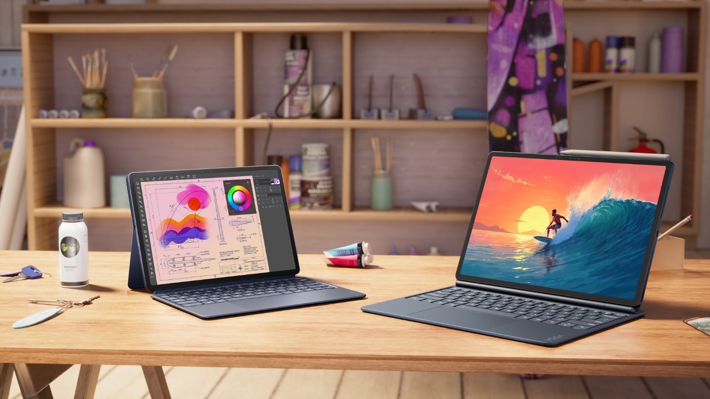 Lenovo Yoga Pro 9n - שני מכשירי טאבלט עם מקלדת על שולחן עבודה המציגים תוכנת עיצוב ואיור של גולש