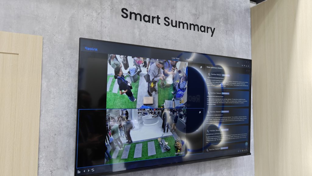 Reolink OMVI 2i Ultra - מסך תצוגה המציג ממשק Smart Summary עם שידורי מצלמות אבטחה והיסטוריית סיכומים חכמים