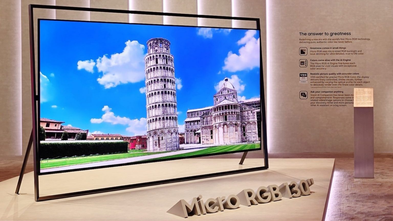 Samsung Micro RGB - מסך טלוויזיה בגודל 130 אינץ' המציג את מגדל פיזה בתצוגה