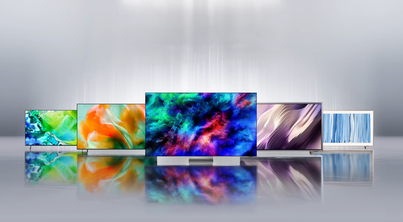 Samsung Vision AI Companion טלוויזיות מיקרו RGB - שורת מסכי טלוויזיה של סמסונג המציגים תמונות צבעוניות ומשתקפים במשטח מבריק