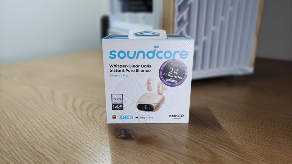 Soundcore Liberty 5 Pro - אריזת האוזניות על גבי שולחן עץ