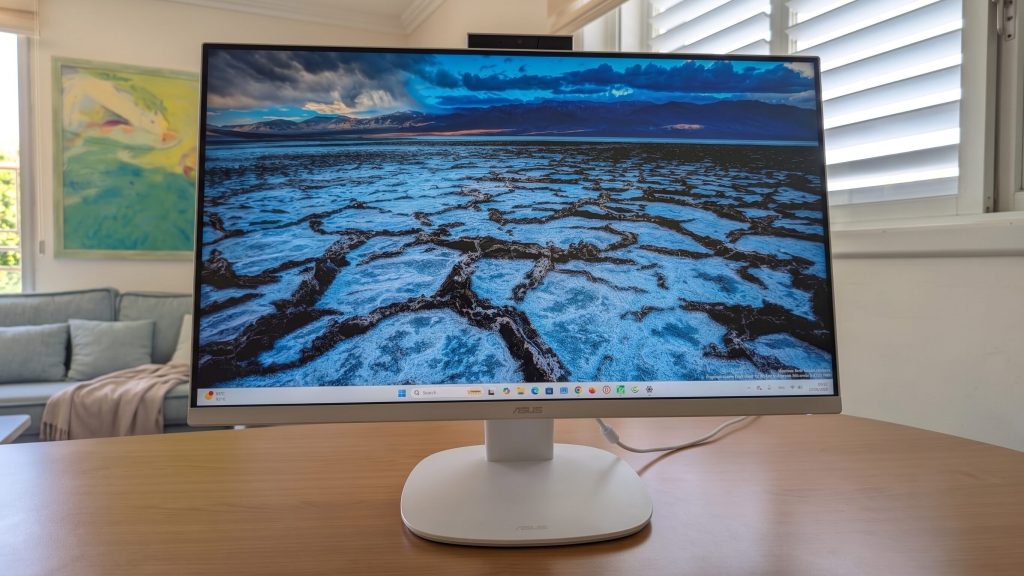 ASUS V400 AIO - מחשב הכל-ב-אחד בצבע לבן מונח על שולחן עץ בסביבה ביתית