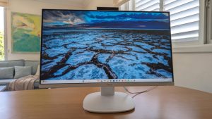 ASUS V400 AIO - מחשב הכל-ב-אחד בצבע לבן מונח על שולחן עץ בסביבה ביתית