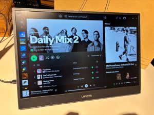 L16 Mobile Monitor - מסך נייד של לנובו מציג את ממשק אפליקציית ספוטיפיי