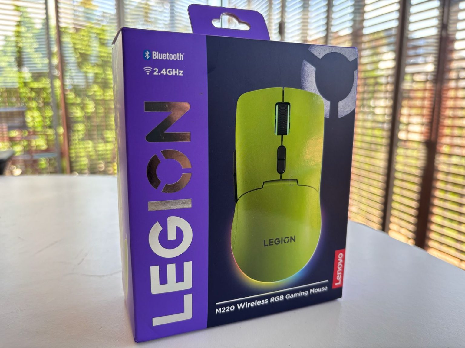 Lenovo Legion M220 - קופסת האריזה של עכבר הגיימינג האלחוטי
