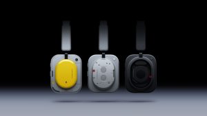 Nothing Headphone 1 Pro - שלושה דגמי אוזניות בעיצובים שונים בצבעי צהוב, כסף ושחור על רקע כהה
