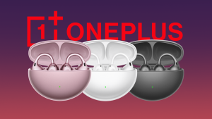 OnePlus Buds Clip - שלוש קופסאות טעינה פתוחות עם אוזניות בתצורת קליפ בצבעי ורוד, לבן ואפור מול לוגו החברה