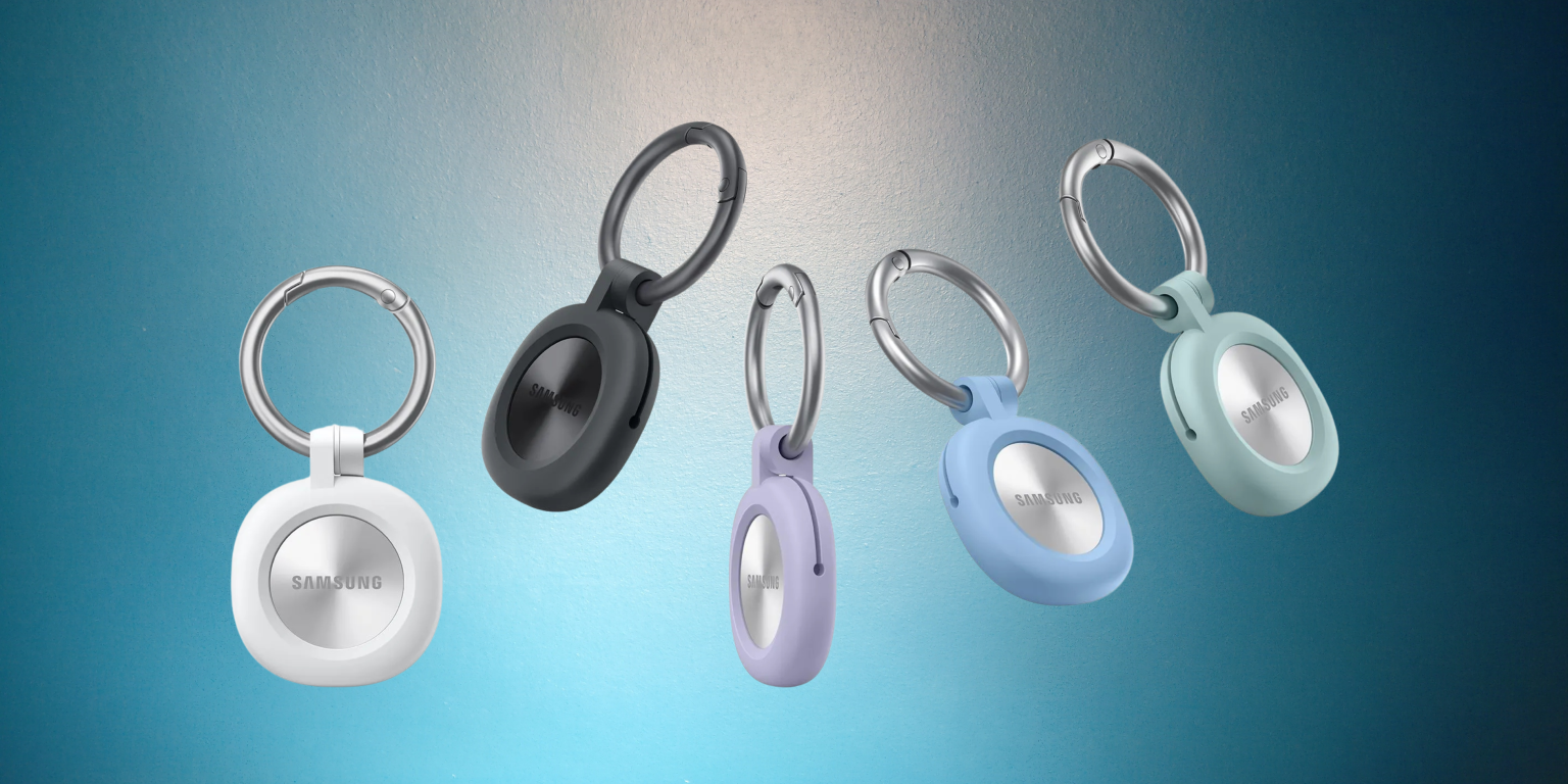 Galaxy SmartTag3 - חמישה תגי איתור של סמסונג עם טבעות תלייה במגוון צבעים על רקע כחול